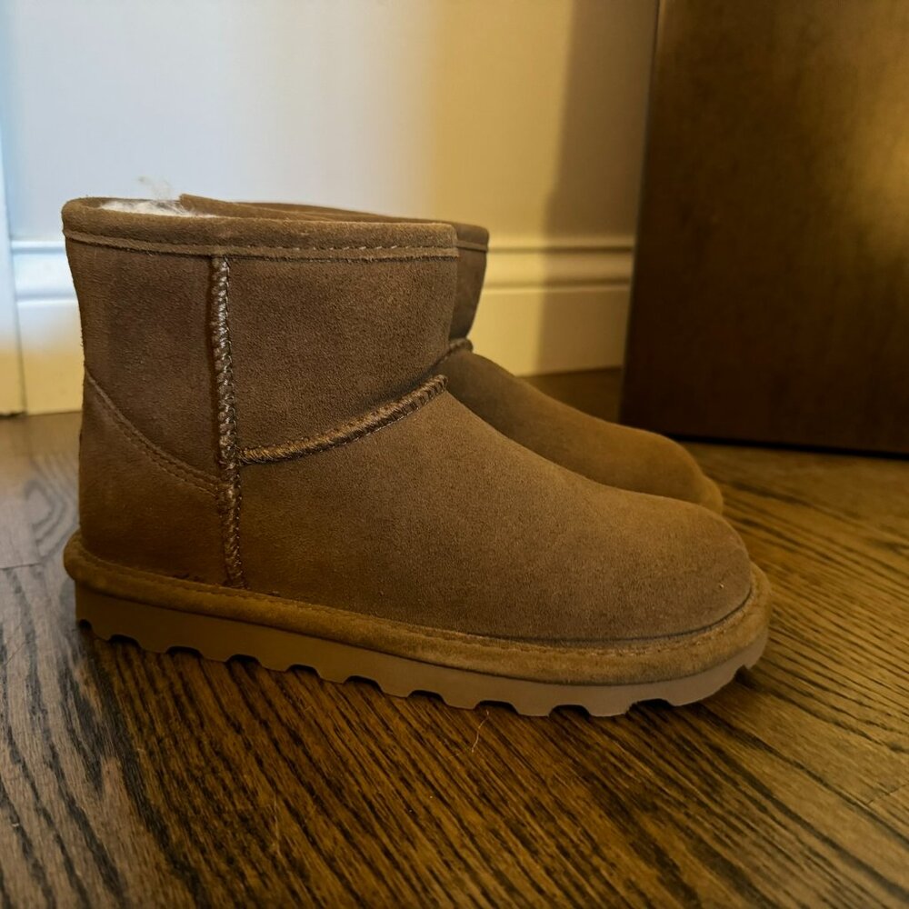 BRAND NEW BearPaw Girls Boots - Size 2